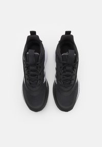 Pantofi sport negri cu un superior din plasă texturată, vârf rotund, design cu șireturi și accente albe pe laterale și talpă.