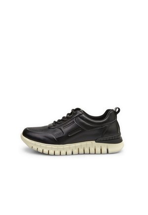 Schwarze Leder-Sneaker mit strukturierten Mesh-Einsätzen, gepolstertem Sohlen und Akzent-Rillen. Hell gefärbte Zwischensohle und Zuglasche hinten für einfaches Anziehen.