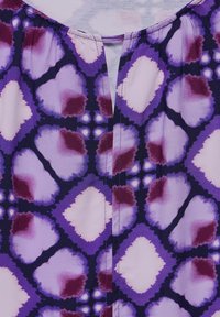 Tessuto a motivi viola con forme a diamante in viola chiaro, viola scuro e bordeaux. Texture liscia con una leggera lucentezza.