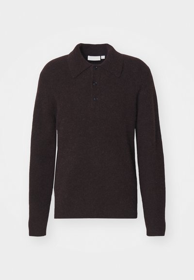 Braun gestrickter Pullover mit langen Ärmeln, einem Kragen und einer Knopfleiste. Weiche Textur, leicht lockere Passform und schlichtes Design.