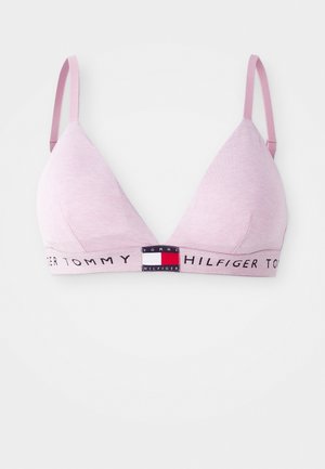 Bralette en coton rose avec des bonnets triangulaires, des bretelles réglables et une taille avec logo arborant une typographie foncée et un patch logo décoratif.