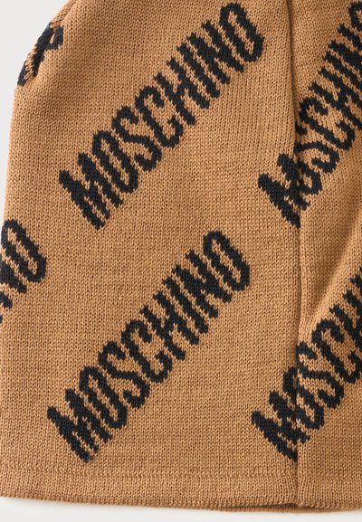 Tissu tricoté marron avec le mot "MOSCHINO" répété en diagonale en lettres noires en gras.