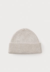 Lys beige strikket lue med ribbestruktur, som har en brettet mansjett og en avsmalnende kroneform. Stoffet ser mykt og varmt ut.