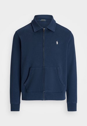 Granatowa kurtka na zamek z kołnierzem, przednimi kieszeniami i małym białym logo Polo Ralph Lauren na lewej stronie klatki piersiowej.