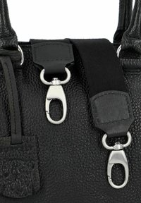 Borsa nera con texture, dotata di hardware argentato, doppi manici e una tracolla removibile con clip. Include un piccolo logo impresso.
