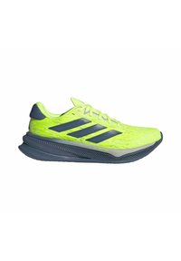 Des chaussures de sport jaune vif avec des accents bleu marine, une tige texturée et une épaisse semelle grise dotée de motifs de traction distincts et de marquage.