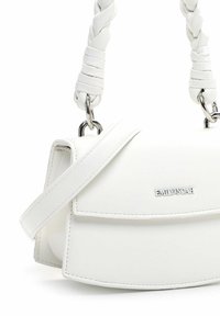 Sac à main en cuir blanc avec des poignées tressées et des anneaux argentés, avec un rabat avant et le nom de la marque Emily & Noah en lettres argentées.