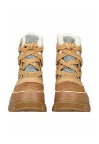 Beżowe zimowe buty wykonane z zamszu i materiałów syntetycznych, z szarą futrzaną podszewką, grubymi sznurówkami i gumowymi podeszwami. Charakteryzują się metalowymi dodatkami i kontrastującymi teksturami.
