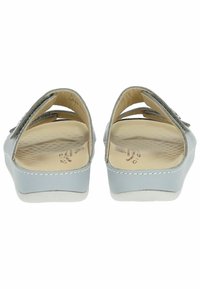 Chanclas grises con una parte superior sintética lisa, parte trasera abierta y dos correas ajustables. Suela de goma blanca con un interior texturizado.