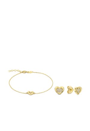 Goldschmuckset mit einem Armband mit einem Herzanhänger und passenden herzförmigen Ohrringen, beide geschmückt mit klaren Steinen.
