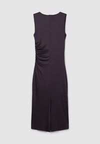 Abito midi senza maniche di colore viola scuro con zip sul retro, arricciatura laterale a sinistra e spacco centrale dietro all'orlo.