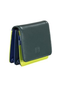 Cartera de cuero con una capa exterior de color verde oscuro, con acentos en verde lima y azul. El diseño es compacto, con un acabado texturizado y costuras visibles.