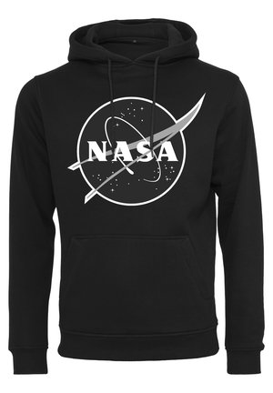 Sort hættetrøje med hvidt NASA-logo, der forestiller et cirkulært rumemblem med stjerner og et swoosh-design på brystet.