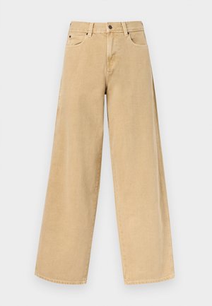 Vaqueros beige de talle alto y pierna ancha con botón y cremallera frontal, trabillas para cinturón y bolsillos delanteros sobre un fondo liso.