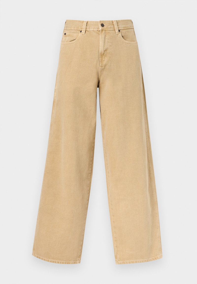 Vaqueros beige de talle alto y pierna ancha con botón y cremallera frontal, trabillas para cinturón y bolsillos delanteros sobre un fondo liso.