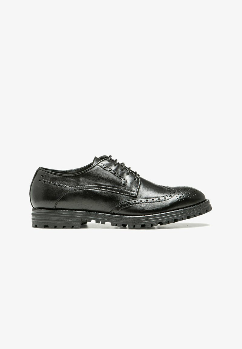 Chaussure brogue en cuir noir avec des perforations, fermeture à lacets, bout rond et semelle en caoutchouc pour l'adhérence et la durabilité.