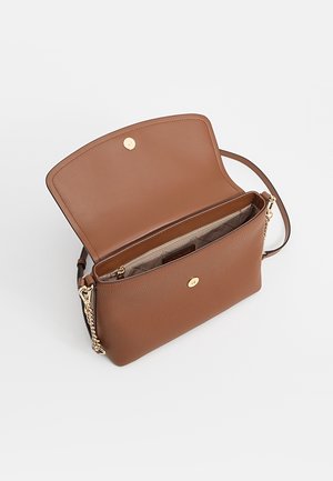 Borsa a tracolla in pelle marrone con tracolla a catena dorata, patta aperta e scomparto interno con cerniera, mostrata su uno sfondo chiaro semplice.