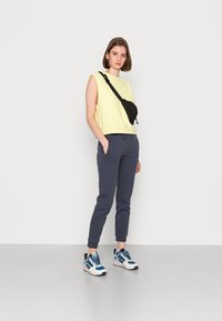 adidas Originals VEST - T-shirt estampada - pulse yellow