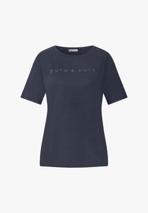 Marineblauwe t-shirt met korte mouwen gemaakt van zacht materiaal en een ronde hals. Bevat de tekst "pure & sure" in strassstenen op de voorkant.