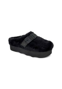 Zoccoli neri in pelliccia con upper texturizzato, suola piatta e imbottita, e un accent accentuato in fibbia nera sul cinturino.
