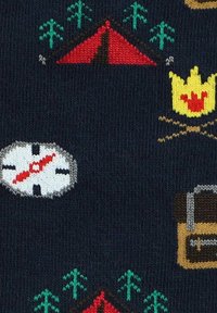 Navy materiał w tematyce kempingowej z powtarzającym się wzorem czerwonych namiotów, żółtego ogniska, zielonych drzew, kompasu i brązowej skrzyni skarbów.