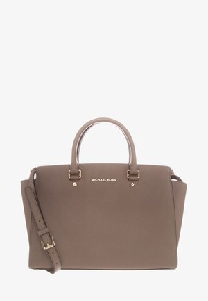 Taupekleurige gestructureerde Michael Kors handtas met dubbele handvatten en verstelbare schouderriem, gouden hardware en een logo centraal geplaatst nabij de bovenkant.