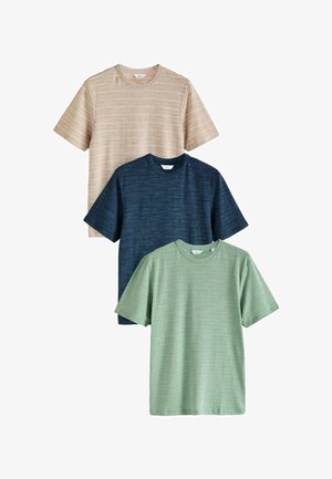 Tre kortærmede t-shirts i beige, navy og grøn, med horisontale striber, rund halsudskæring og en let bomuldsstruktur.