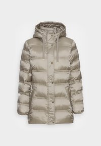 Giacca imbottita di un beige chiaro, con finitura lucida. Presenta un cappuccio, chiusura a bottoni e un motivo trapuntato orizzontale. Include tasche laterali.