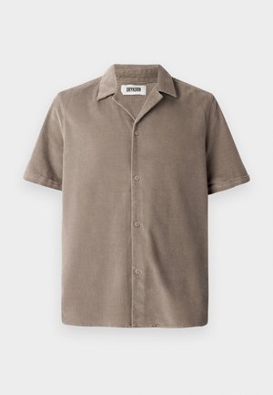 Kurzarmhemd aus hellbraunem Cord mit eingeschnittenem Kragen, Knopfleiste und lockerer Passform mit subtiler Textur.