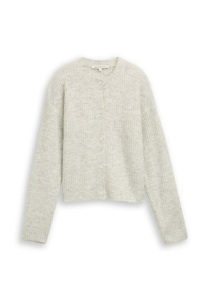 Lichtgrijze geribbelde gebreide cardigan met lange mouwen, ronde halslijn en knopen aan de voorkant, plat gelegd op een witte achtergrond.