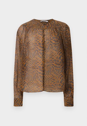 Blusa a maniche lunghe con stampa animale marrone e nera, bottoni rivestiti in tessuto e scollatura arrotondata su sfondo bianco.