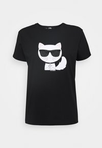 Camiseta de algodón negra con un gato de dibujos animados con gafas de sol y un collar elegante, estampado en la parte delantera con un diseño juguetón.