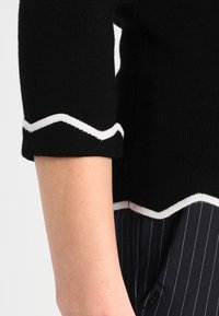 comma Sweter