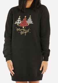 Robe sweat-shirt noire à manches longues, ornée de motifs de sapins de Noël en rouge, vert et carreaux, avec le texte « Merry & Bright » en or.