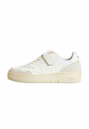 Sneaker bassa bianca con suola beige e dettagli in suede, chiusura con lacci e una fascia in velcro vicino alla caviglia, con il marchio "SUN68" sul tallone.