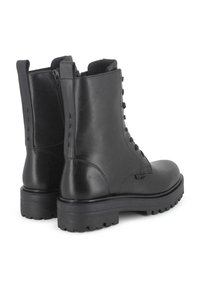 Botas negras de cuero hasta el tobillo con acabado liso, cierre de cordones y cremallera lateral, punta redonda y suela de goma con estrías para mayor tracción.