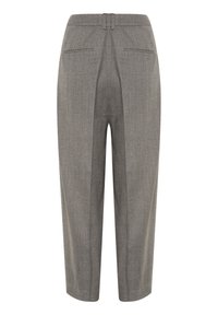Szare spodnie w jodełkę o dopasowanym kroju, z wysokim stanem, dwoma tylnymi kieszeniami i plisą z przodu nogawek.