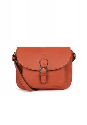 Oranje leren schoudertas met een klep-sluiting, zilverkleurige hardware en een contrasterende schouderband. Textuur oppervlak met een subtiele glans.