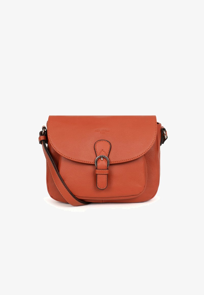 Borsa a tracolla in pelle arancione con chiusura a patta, hardware in argento e una tracolla a contrasto. Superficie texture con una leggera lucentezza.