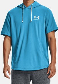 Modrá mikina s krátkým rukávem vyrobená z měkké tkaniny, s klokaní kapsou, bílými šňůrkami a logem Under Armour na hrudi.