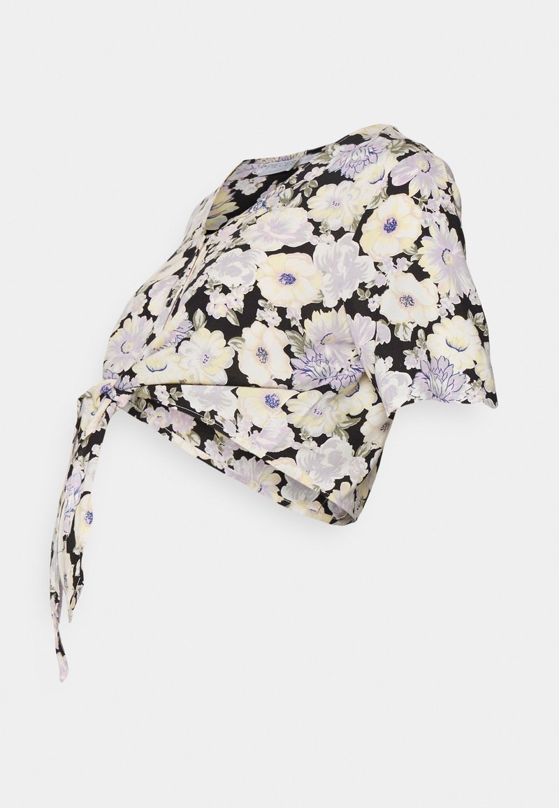 Svart blommig crop top med en snurrdesign som har ljuslila, gula och gröna blommor. Inkluderar knytframsidan och korta ärmar.