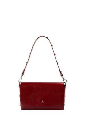 Bolso de cuero rojo oscuro para llevar al hombro con tachuelas plateadas en la correa y los laterales, forma rectangular, pequeño emblema plateado de calavera en la solapa frontal.