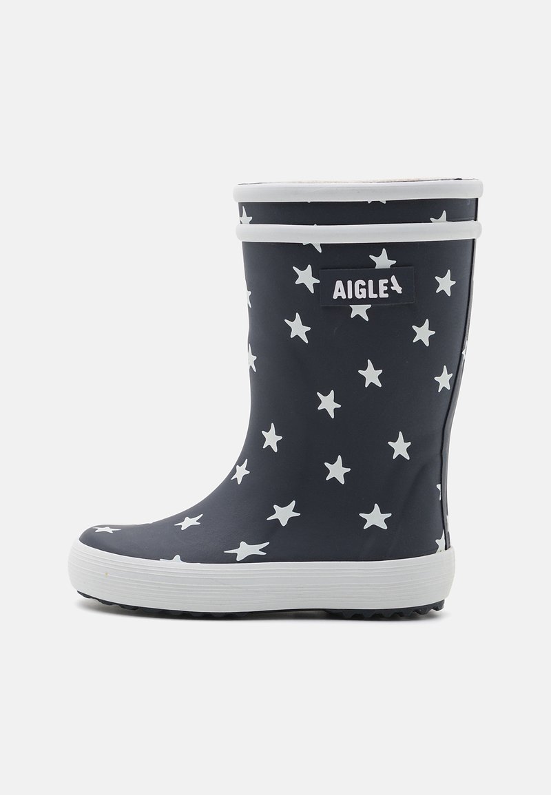 Botte de pluie en caoutchouc bleu avec des motifs d'étoiles blanches, semelle blanche et étiquette de marque. Présente un bout arrondi et une hauteur mi-mollet.