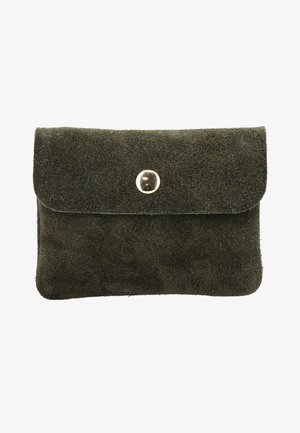 Kleine dunkelolivfarbene Wildledertasche mit einer Klappe, die in der Mitte durch einen einzelnen runden silbernen Knopf gesichert ist.