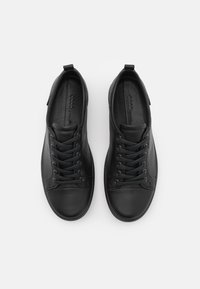 Schwarze Ledersneaker mit runder Zehenform, Schnürdesign und strukturiertem Obermaterial. Mit einer Zuglasche an der Ferse für einfaches Anziehen.