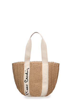 Sac tote tissé marron avec de larges anses en tissu écru, une anse avec le texte manuscrit noir « Pierre Cardin » sur fond blanc uni.
