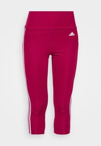 Magenta trekvart leggings lavet af strækbart stof, med hvide sidelister og en bred talje med Adidas-logo.