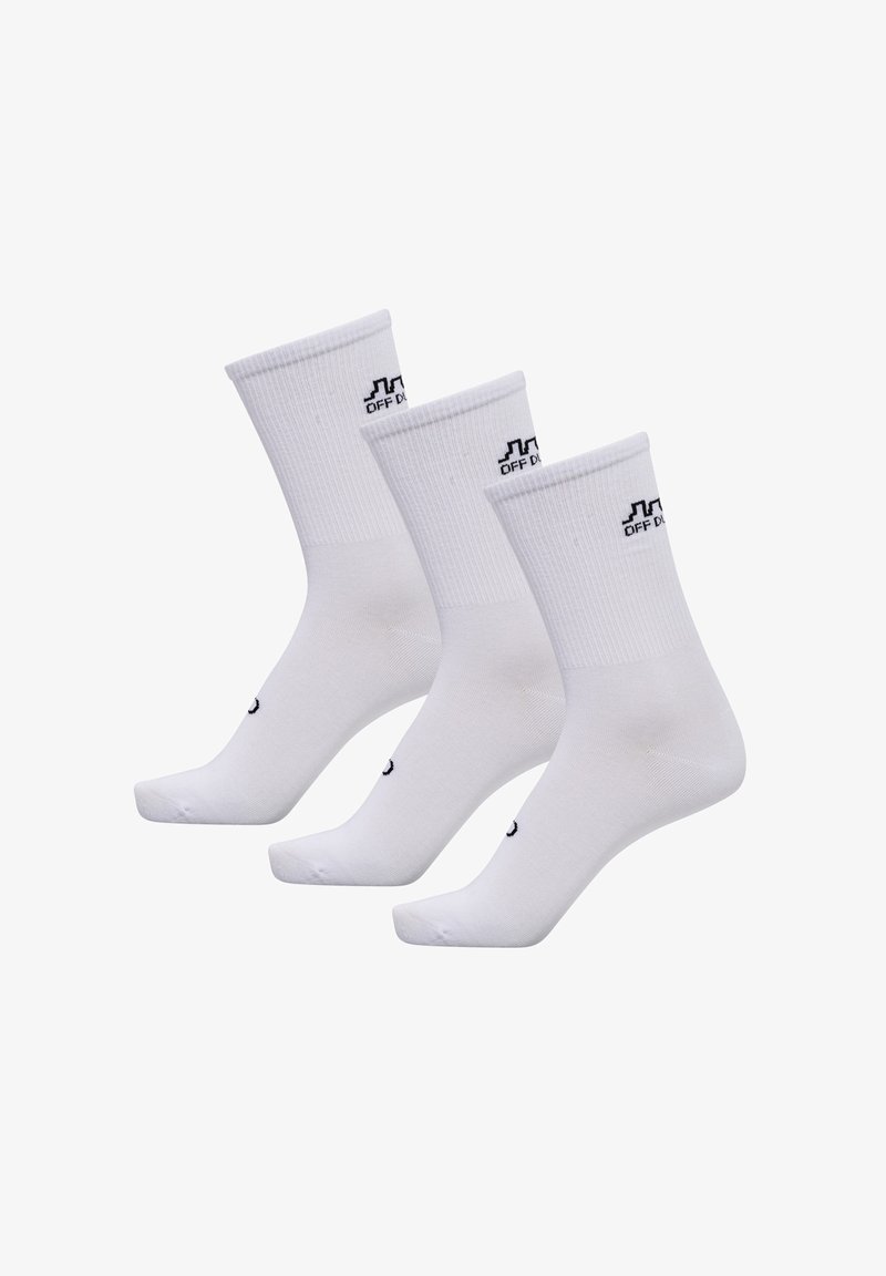 Drei Paare weißer Baumwollsocken mit gerippten Bündchen und schwarzem Logodetail. Sie haben eine Knöchellänge und eine glatte Textur.