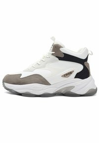 Sneakers con una toma bianca in pelle, dettagli in suede grigio, pannelli laterali neri, un colletto imbottito e una suola ammortizzata.
