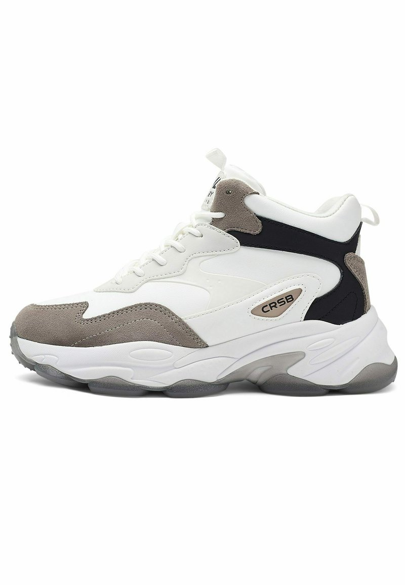 Sneakers con una toma bianca in pelle, dettagli in suede grigio, pannelli laterali neri, un colletto imbottito e una suola ammortizzata.